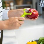 éplucher les fruits et légumes